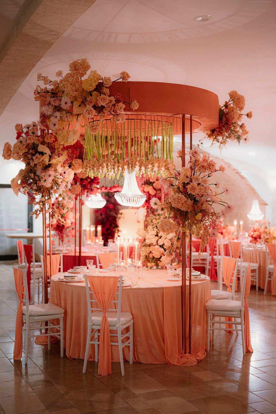 Tavolo imperiale matrimoniale LIPPOLIS con runner floreale di rose fucsia e chandelier di cristallo